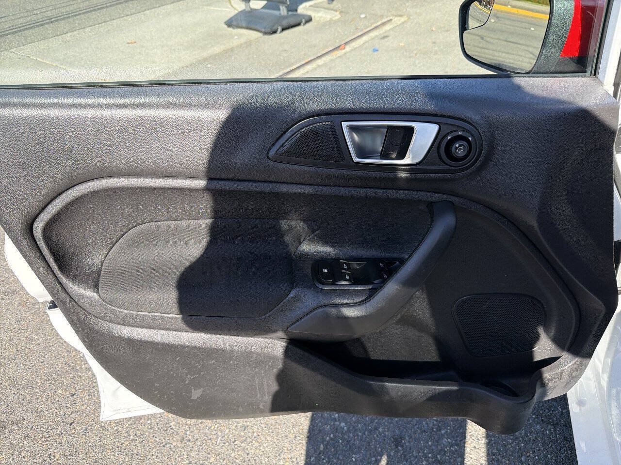 Used 2015 Ford Fiesta SE FWD image 33