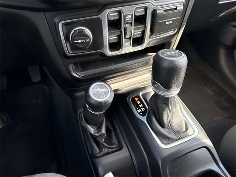 Used 2022 Jeep Gladiator Willys image 25