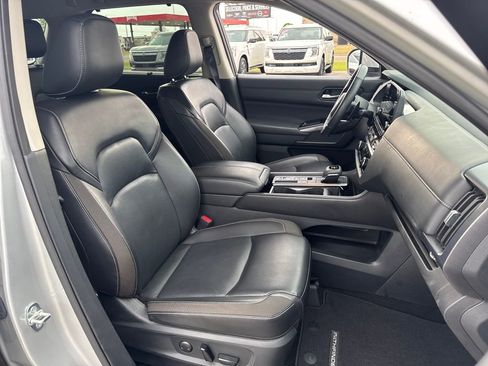 Used 2024 Nissan Pathfinder SL w/ SL Premium Package image 12