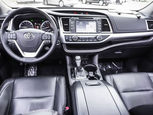 Used 2018 Toyota Highlander XLE w/ Carpet Mat Package (TMS) AWD/4WD image 18