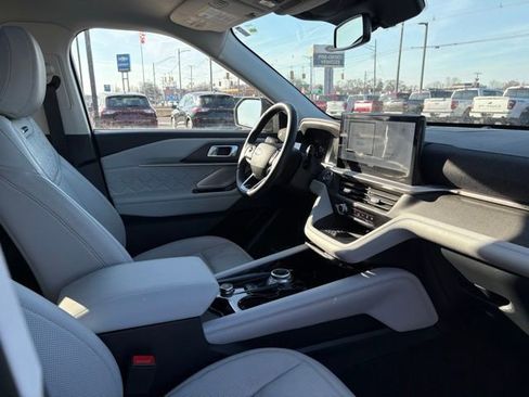 Used 2025 Ford Explorer Platinum w/ Ultimate Package image 16