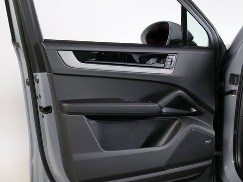 Certified 2026 Porsche Cayenne AWD/4WD image 24