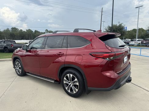 Used 2022 Toyota Highlander XLE FWD image 6
