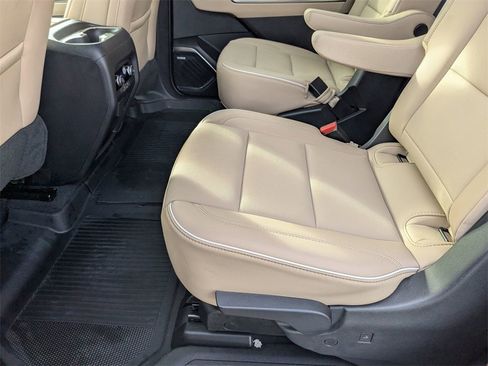 Used 2025 Buick Enclave Preferred w/ Power Package image 24