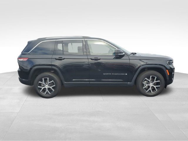 Used 2023 Jeep Grand Cherokee Limited w/ Luxury Tech Group II AWD/4WD image 3