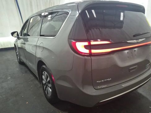 Used 2022 Chrysler Pacifica Touring-L FWD image 3