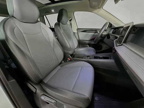 Used 2025 Volkswagen Tiguan SE w/ Panoramic Sunroof Package AWD/4WD image 15