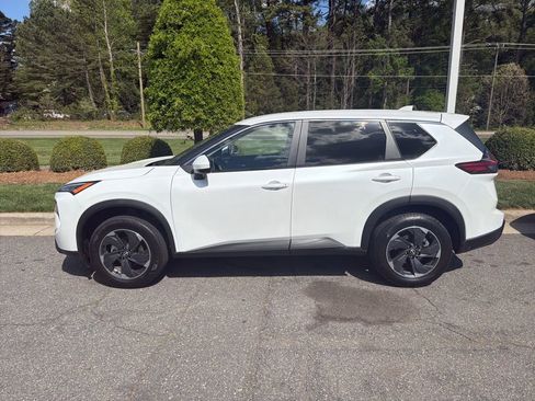 Used 2024 Nissan Rogue SV image 8