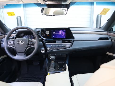 Used 2024 Lexus ES 350 w/ Premium Package FWD image 15