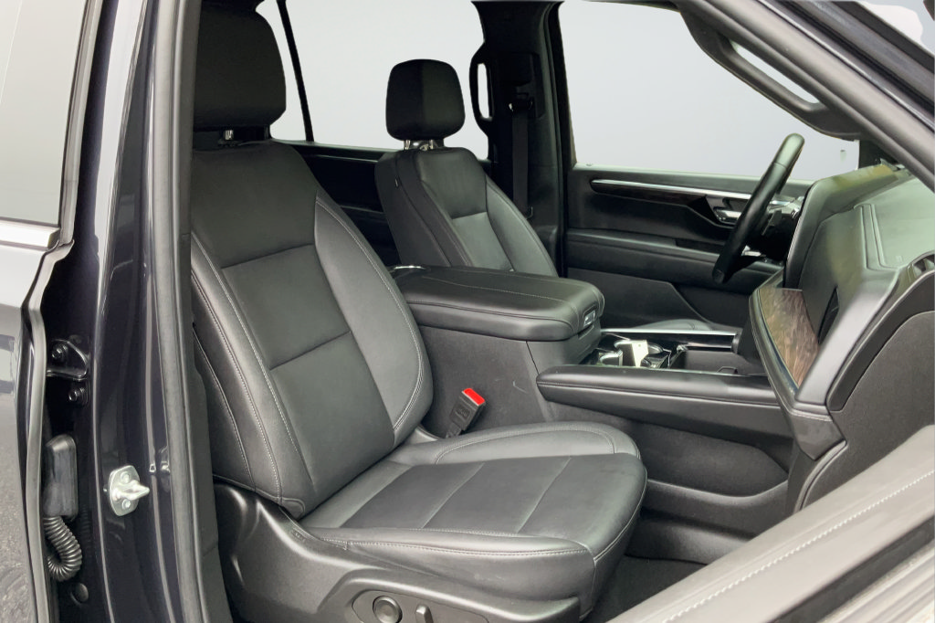Certified 2025 Chevrolet Suburban LT RWD image 19