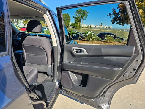 Used 2019 Nissan Pathfinder SV image 27