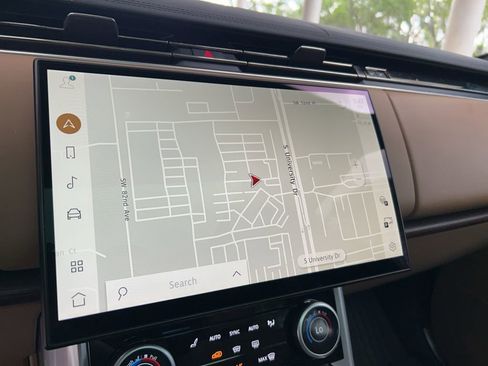 Used 2023 Land Rover Range Rover SE image 12