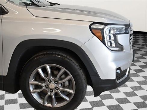Used 2022 GMC Terrain SLT image 13