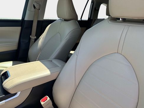 Used 2023 Toyota Highlander XLE FWD image 20