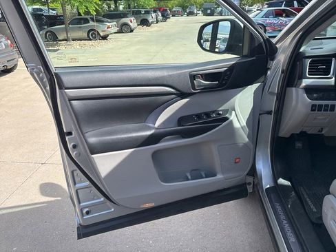 Used 2019 Toyota Highlander Limited AWD/4WD image 9