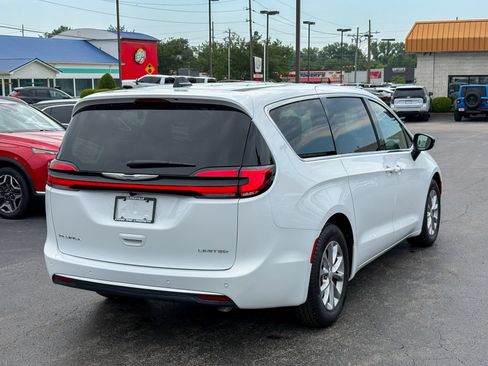 Used 2026 Chrysler Pacifica Limited FWD image 20