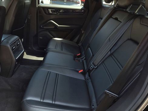 Used 2022 Porsche Cayenne w/ Premium Package AWD/4WD image 12