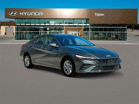 New 2024 Hyundai Elantra SEL image 11
