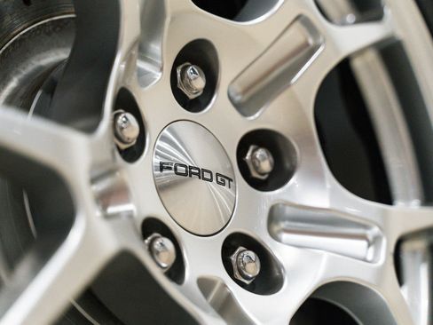 Used 2005 Ford GT RWD image 8