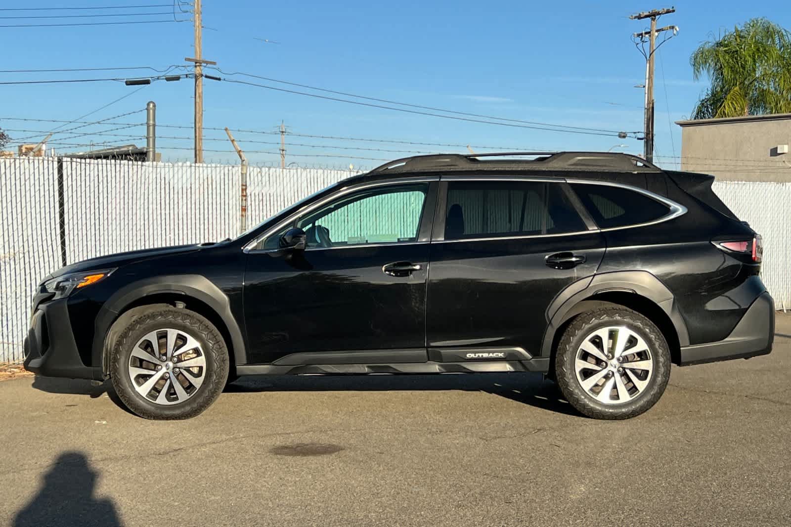 Used 2023 Subaru Outback Premium AWD/4WD image 2
