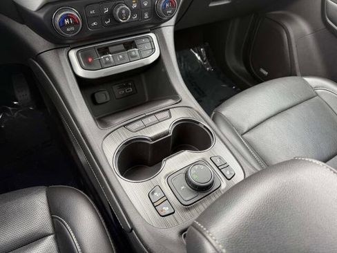Used 2023 GMC Acadia SLT image 33