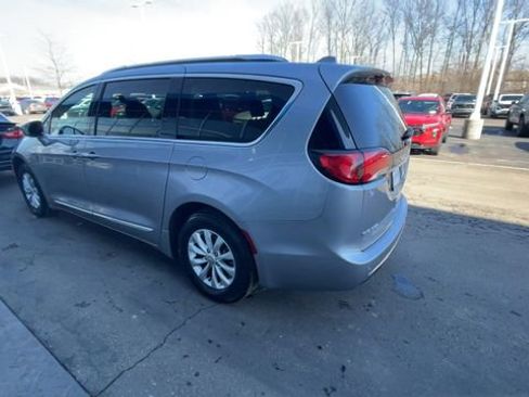 Used 2019 Chrysler Pacifica Touring-L image 6