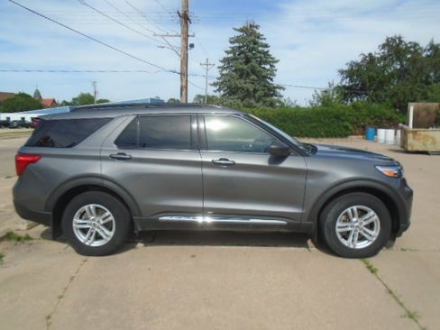 Used 2021 Ford Explorer XLT w/ Equipment Group 202A AWD/4WD image 12