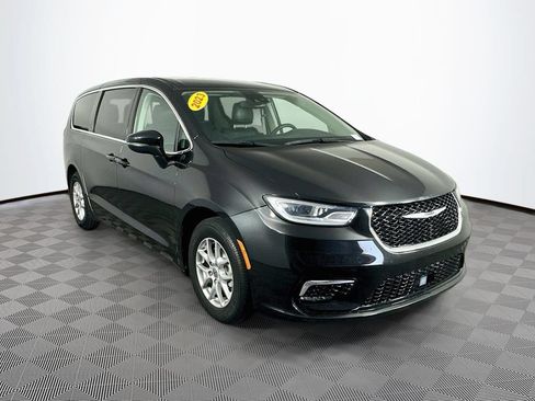 Certified 2023 Chrysler Pacifica Touring-L FWD image 2