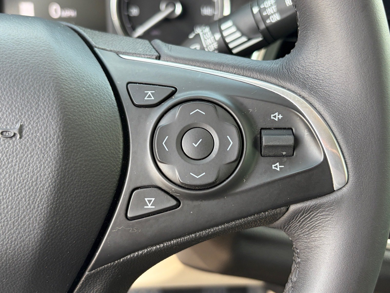 Used 2020 Buick Enclave Essence w/ Sound and Sites Package FWD image 23