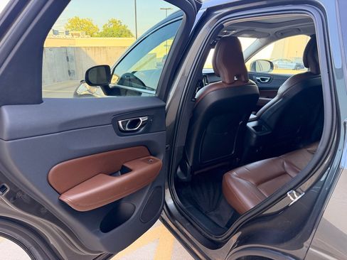 Used 2019 Volvo XC60 T5 Momentum w/ Premium Package FWD image 14