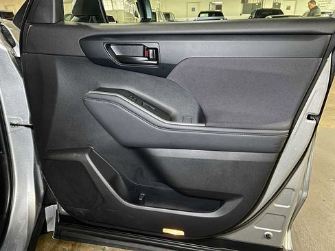 Used 2022 Toyota Highlander LE image 10