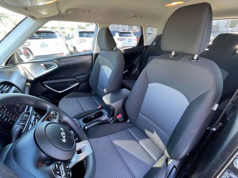 Used 2025 Kia Soul LX w/ LX Technology Package image 34