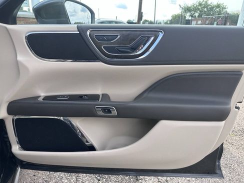 Used 2018 Lincoln Continental Select w/ Continental Climate Package FWD image 40