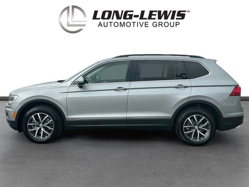 Used 2020 Volkswagen Tiguan SE w/ Panoramic Sunroof Package FWD image 2