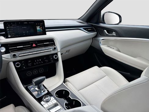 Used 2025 Genesis G70 2.5T RWD image 23
