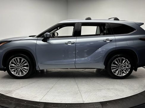 Used 2024 Toyota Highlander Platinum AWD/4WD image 4