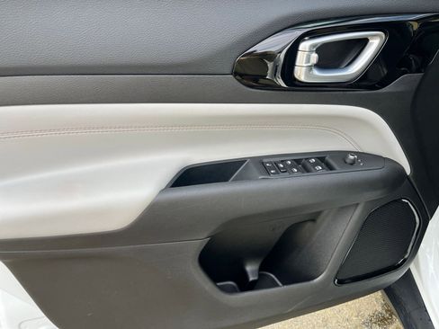 Used 2025 Jeep Compass Limited image 18