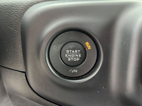 Used 2019 Jeep Wrangler Unlimited Sahara image 25