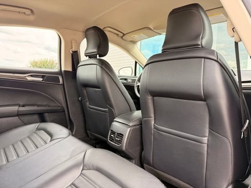 Used 2018 Ford Fusion SE w/ Equipment Group 602A FWD image 18