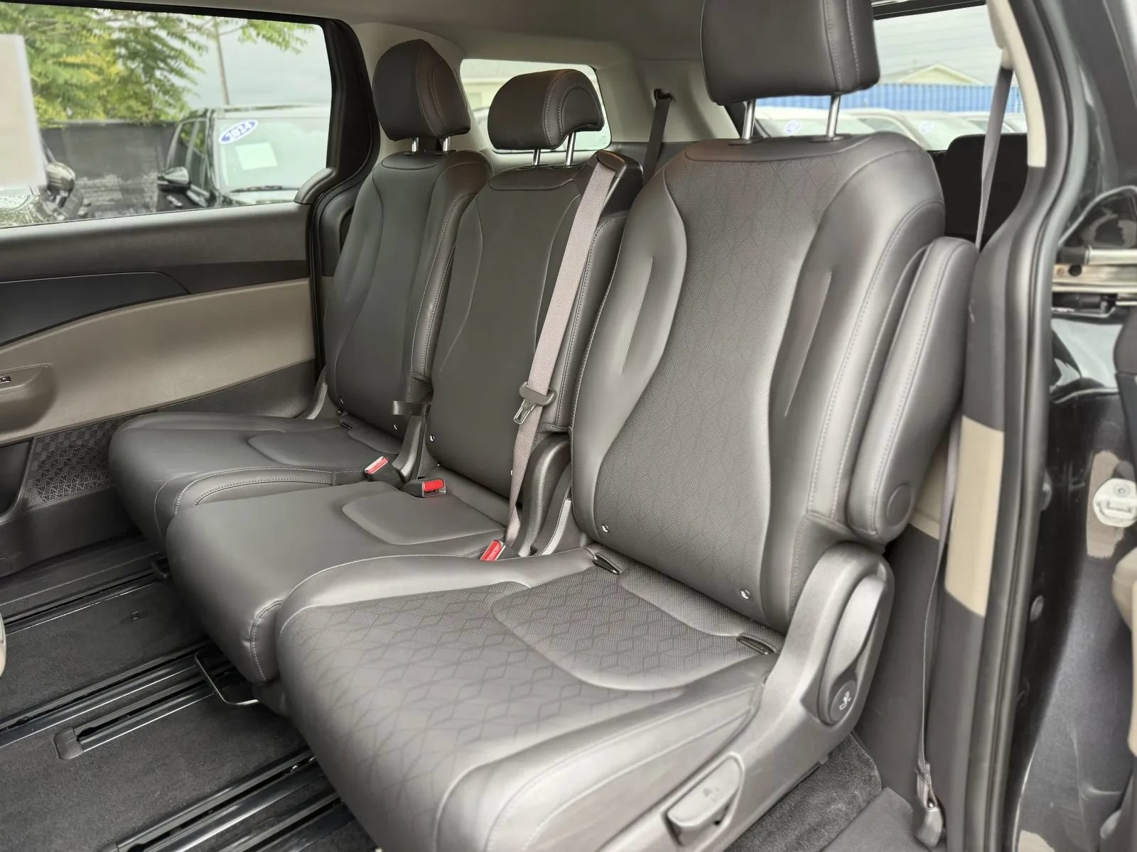 Used 2026 Kia Carnival FWD image 16