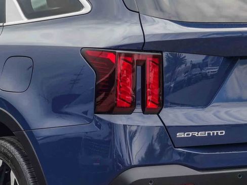 Certified 2024 Kia Sorento EX image 7