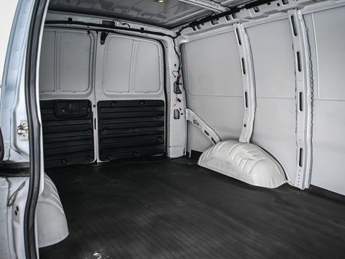 Used 2022 GMC Savana 2500 image 6