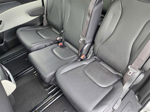 Used 2023 Kia Carnival LX image 28