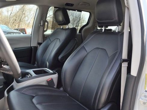 Used 2024 Chrysler Pacifica Touring-L image 18