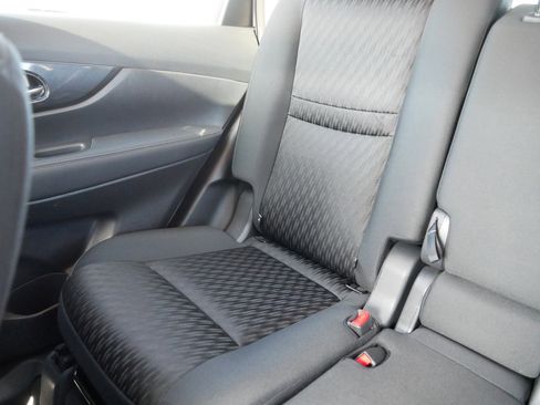 Used 2020 Nissan Rogue SV image 12