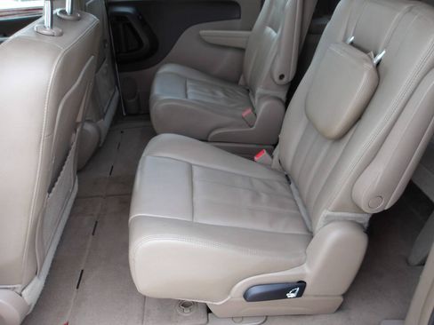 Used 2015 Chrysler Town & Country Touring FWD image 23