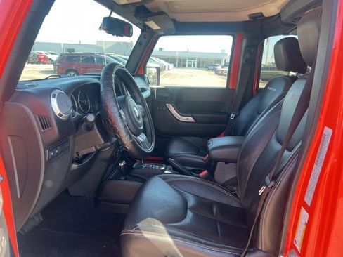 Used 2015 Jeep Wrangler Unlimited Rubicon w/ Connectivity Group AWD/4WD image 18