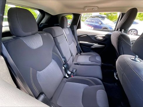 Used 2017 Jeep Cherokee Latitude w/ Safety/Convenience Group AWD/4WD image 30