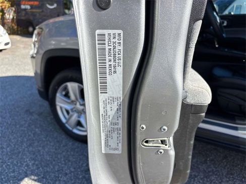 Used 2022 Jeep Compass Latitude image 30