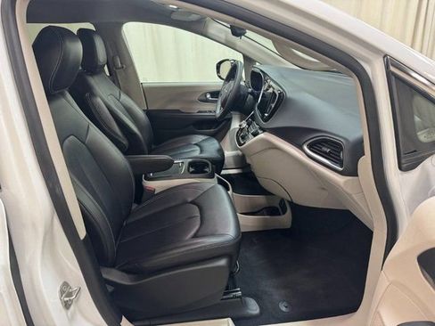 Used 2024 Chrysler Pacifica Touring-L image 32